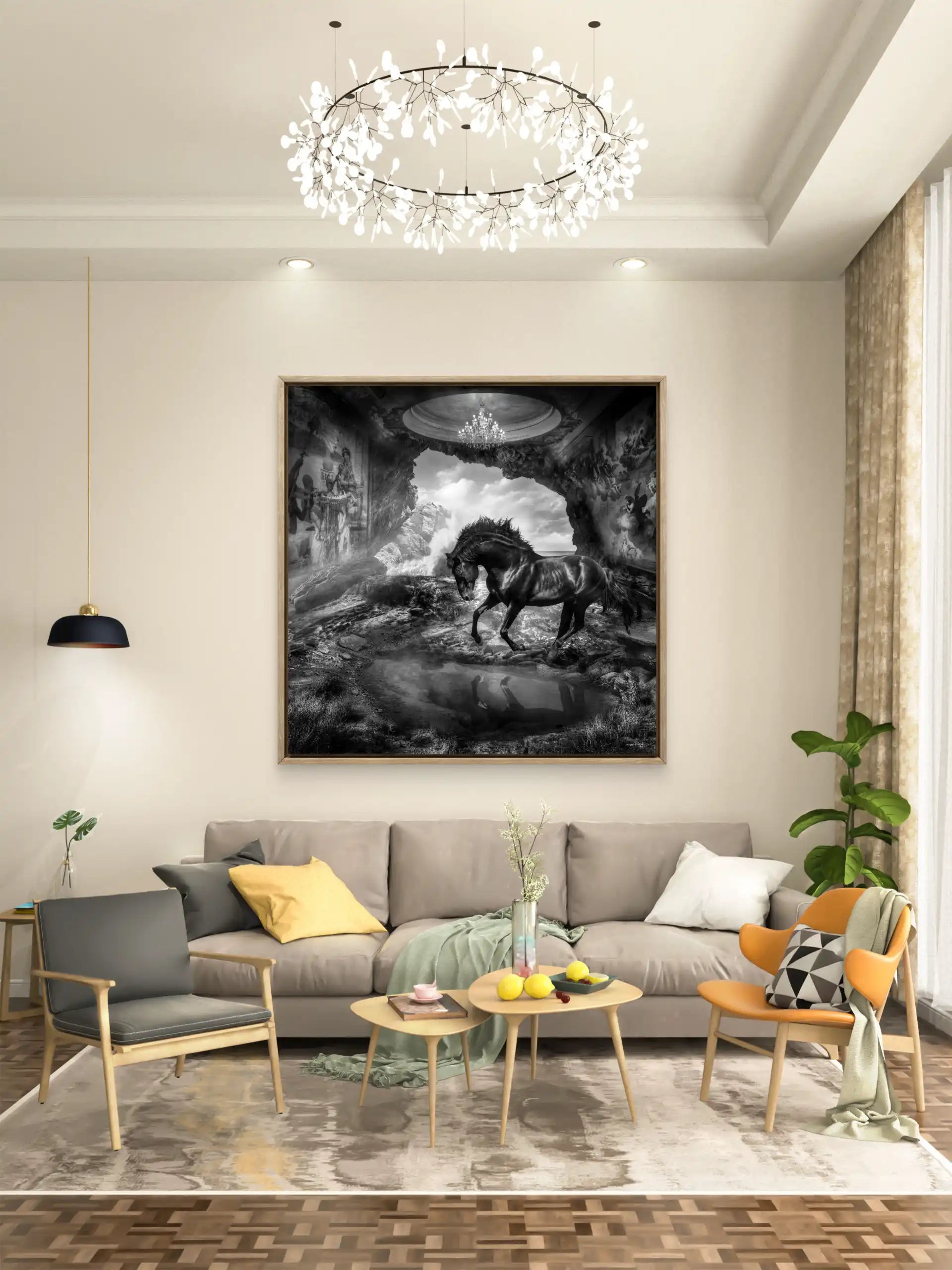 Salon moderne avec canapé gris, lustre design et un grand tableau noir et blanc représentant un cheval.