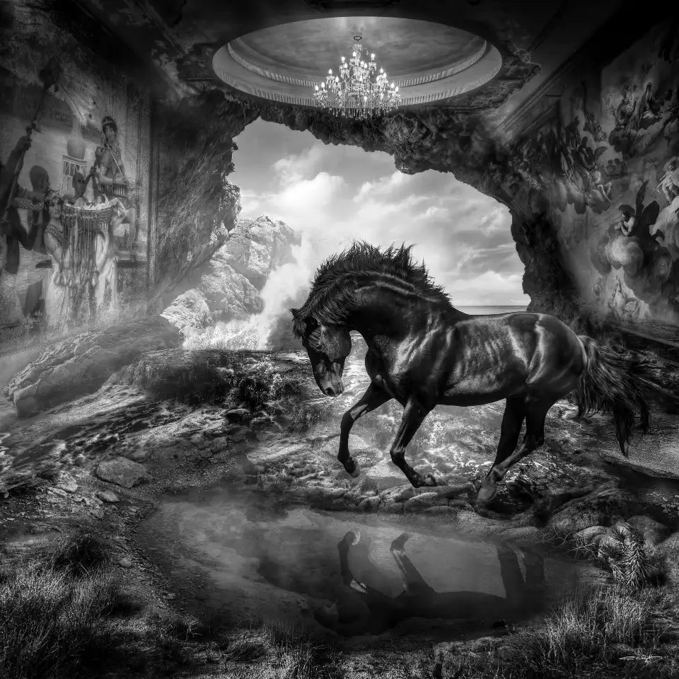 Cheval noir cabré dans un paysage rocheux irréel et brumeux, avec un lustre et des fresques en arrière-plan et son reflet dans l'eau.