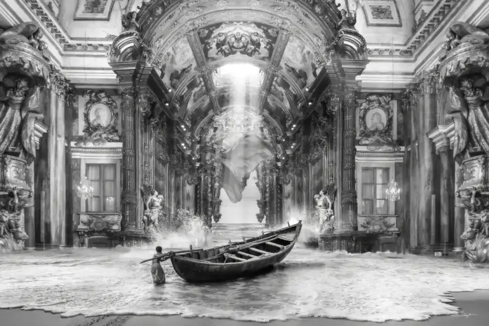 Un homme pousse une barque sur le sol inondé d'une salle baroque ornée, la lumière du jour traversant le plafond, créant une atmosphère onirique.