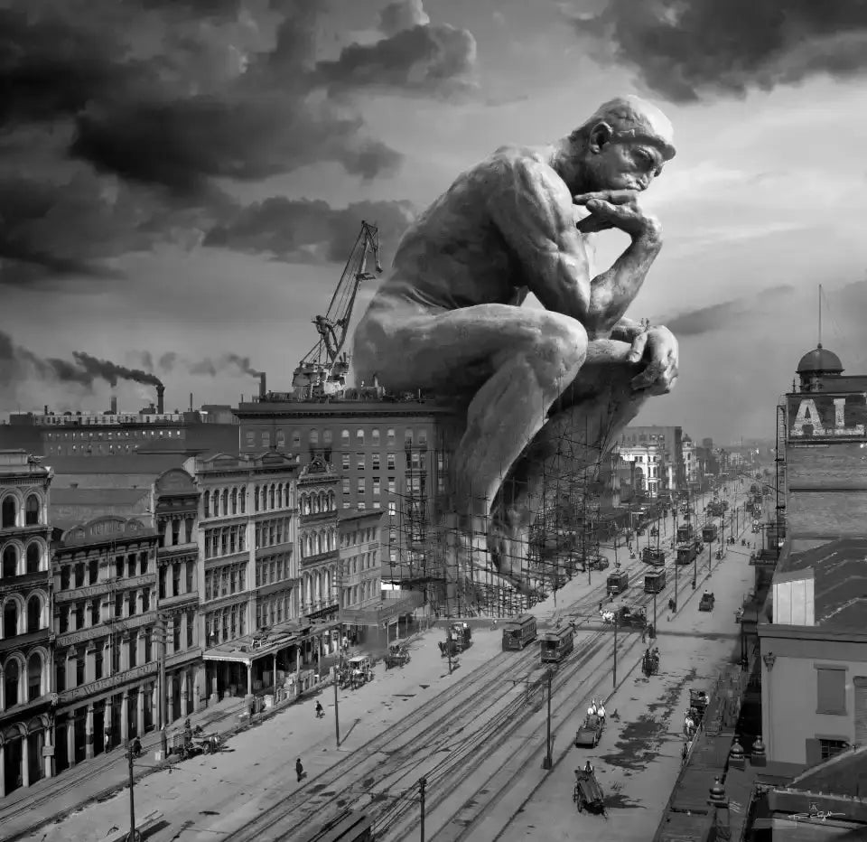 La statue du Penseur, d'Auguste Rodin, trône sur des immeubles, dominant la ville et les nuages.