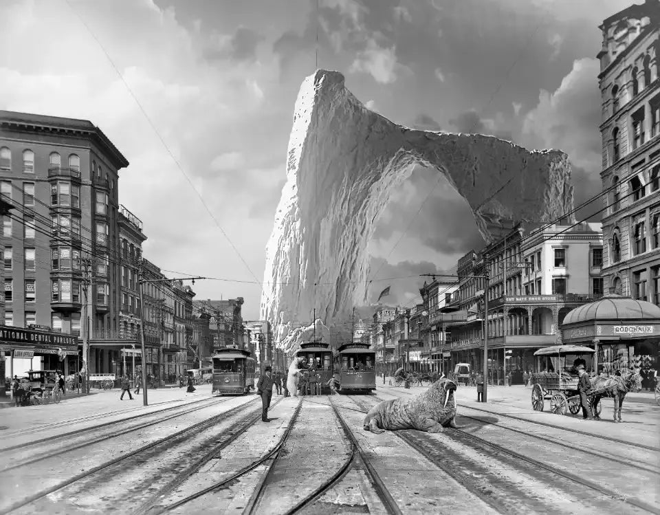 Photomontage surréaliste d'un iceberg aux formes étranges traversant une rue de ville ancienne avec un morse au premier plan et des tramways.
