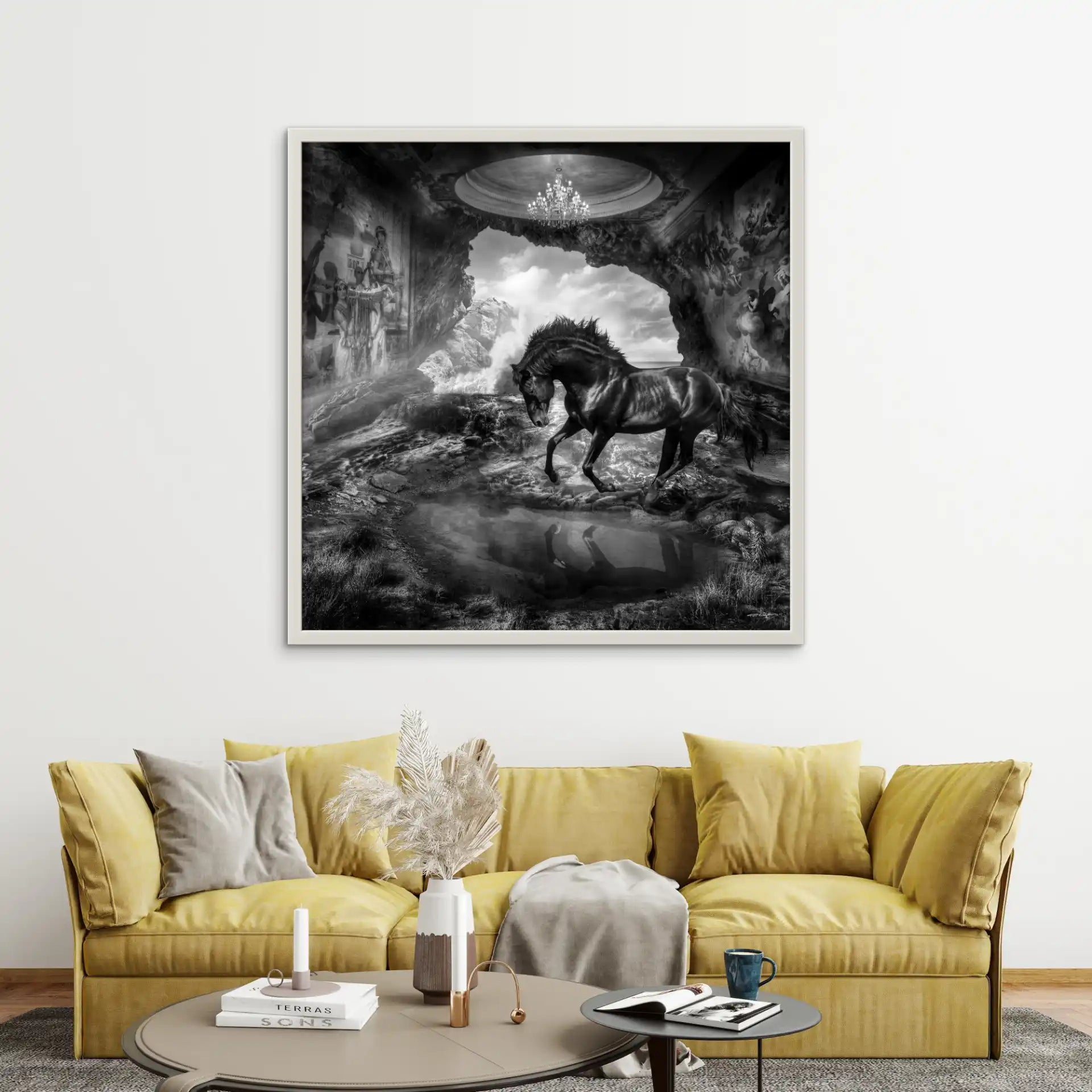 Tableau noir et blanc d'un cheval majestueux accroché au-dessus d'un canapé jaune dans un salon moderne. Image