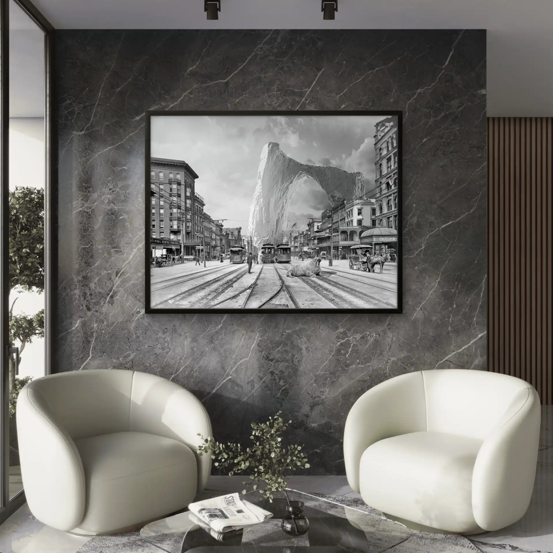 Salon moderne avec mur en marbre noir, deux fauteuils blancs et un tableau surréaliste d'une ville ancienne.