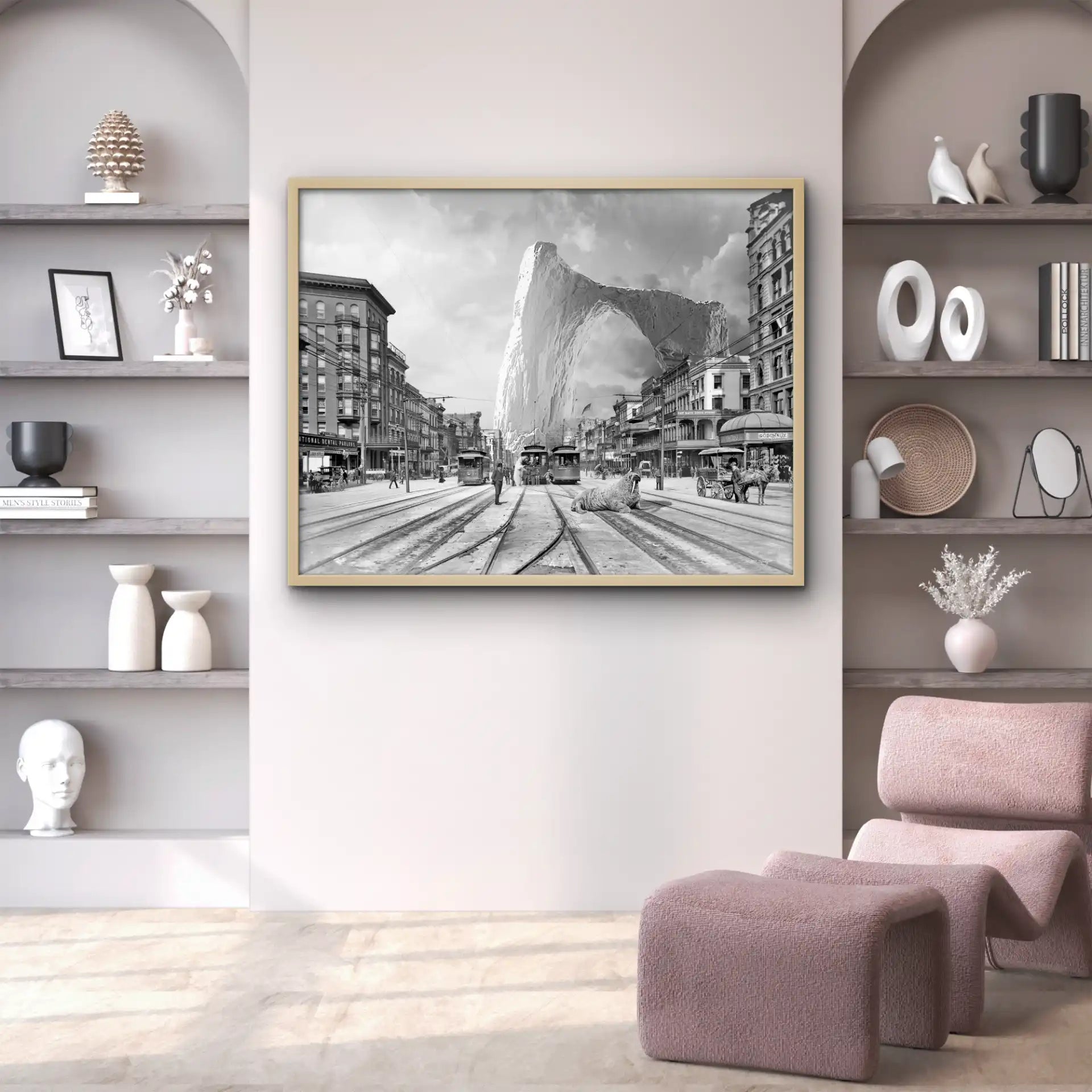 Tableau noir et blanc d'une rue historique avec tramway exposé dans un salon moderne aux tons beige et rose.