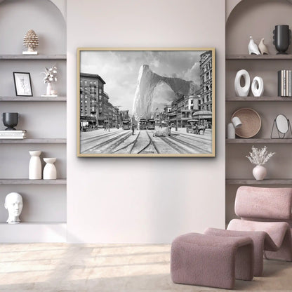 Tableau noir et blanc d'une rue historique avec tramway exposé dans un salon moderne aux tons beige et rose.